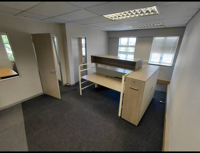 104M² OFFICE TO LET IN FOURWAYS